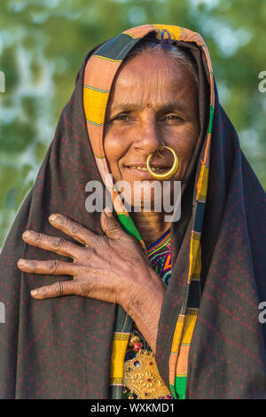 Personnes âgées Femme Ahir traditionnel en tissu coloré avec un anneau dans le nez, Grand Désert du Rann de Kutch, Gujarat, Inde Banque D'Images