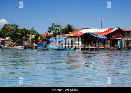 Petit village avec de petits manteaux en Paradise islands dans Guna Yala, Kuna Yala, San Blas, Panama. Le lever du soleil. Le coucher du soleil. Les paumes. Sable blanc. Le corail. Banque D'Images