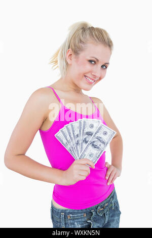 Portrait of happy young woman holding attisé billets américains sur fond blanc Banque D'Images