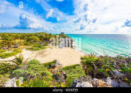 Les ruines mayas de Tulum sur la côte tropical. Dieu des vents Temple à Paradise beach. Les ruines mayas de Tulum, Quintana Roo, Mexique. Banque D'Images