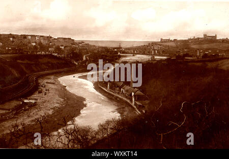 Une première photo de Whitby, dans le Yorkshire, en Angleterre, du Larpool montrant le bleu de Prusse Dye Works ((avec haute cheminée, à droite) - Le processus impliqué l'oxydation des métaux ferreux sels de ferrocyanure --- à partir d'une carte postale d'époque. Le bleu de Prusse était aussi connu sous le nom de bleu de Berlin. Ou parisien Paris blue et Turnbull's blue Banque D'Images