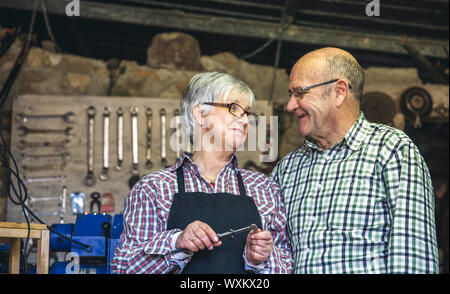 Couple dans une menuiserie Banque D'Images