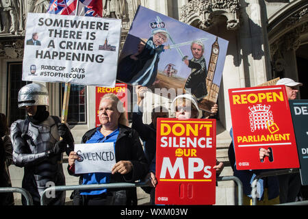 Londres, Royaume-Uni. 17 Septembre, 2019. Des militants pro-UE de protestation devant la Cour suprême le premier jour d'une audience pour examiner la question de savoir si le premier ministre a violé la loi en suspendant le Parlement européen dans le cadre du Brexit jour. L'audience a pour objet de juger de savoir laquelle de deux décisions de justice doit prévaloir, soit d'une décision de la Haute Cour que la suspension du Parlement est une décision politique d'être faite par le premier ministre ou d'une décision rendue par les tribunaux écossais que les actions du premier ministre de proroger le Parlement étaient illégales. Credit : Mark Kerrison/Alamy Live News Banque D'Images