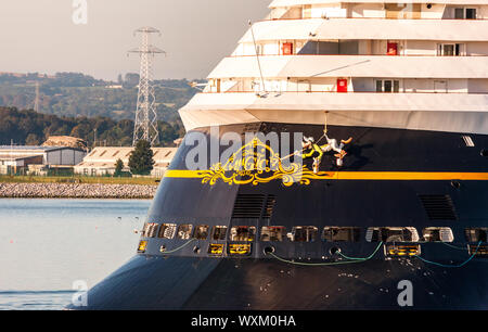 Cobh, Cork, Irlande. 17 Septembre, 2019. Personnage de Dingo accroché sur la poupe du bateau de croisière Disney Magic comme elle arrive à Cobh sur son chemin à Ringaskiddy, Espagne où elle va passer la journée réunissant 2834 visiteurs de la ville. - Crédit ; David Creedon / Alamy Live News Banque D'Images