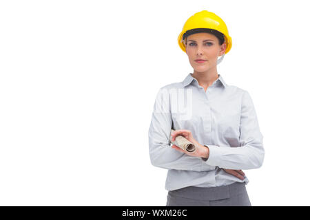 Architecte avec casque jaune et plan roulé sur fond blanc Banque D'Images