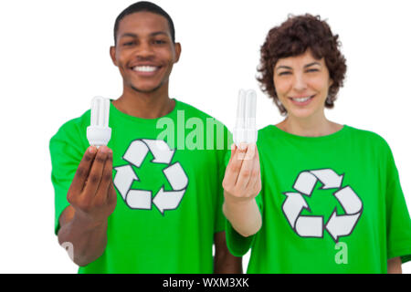 Deux ampoules environmental activists holding sur fond blanc Banque D'Images