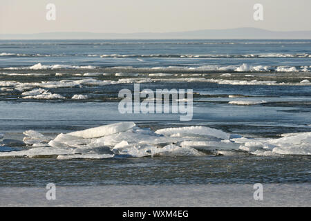 De la glace sur la surface de la Lagune de Courlande. La Lagune de Courlande est séparée de la mer Baltique par l'isthme de Courlande Banque D'Images