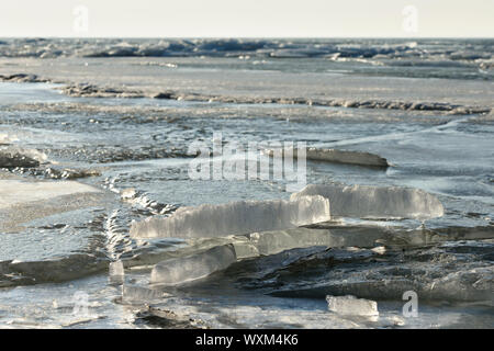 De la glace sur la surface de la Lagune de Courlande. La Lagune de Courlande est séparée de la mer Baltique par l'isthme de Courlande Banque D'Images