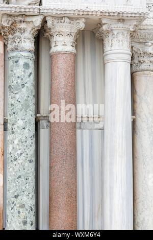 Closeup détail des colonnes en pierre de marbre à l'extérieur de la Basilique St Marc, Venise, Italie Banque D'Images