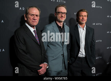 Washington, United States. Sep 17, 2019. De gauche à droite, l'acteur Tommy Lee Jones, producteur de cinéma, co-scénariste et réalisateur James Gray et l'acteur Brad Pitt arrivent sur le tapis rouge pour la projection du film 'Ad Astra' au National Geographic Society, le 16 septembre 2019, à Washington. Pitt stars comme astronaute Roy McBride qui voyage en profondeur dans le système solaire, dans l'espoir de résoudre un mystère qui menace la vie sur Terre. Photo de la NASA par Aubrey Gemignani/UPI UPI : Crédit/Alamy Live News Banque D'Images