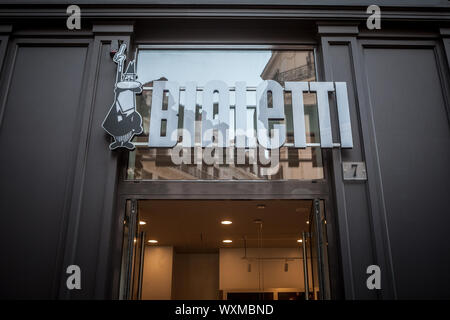 LYON, FRANCE - 13 juillet 2019 : le logo Royal Vkb devant leur magasin d'entreprise à Lyon. Royal vkb est un designer italien de machines à café, pots de moka Banque D'Images