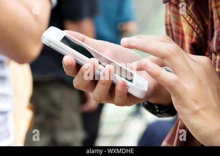 Teenage girl text messaging sur son téléphone Banque D'Images