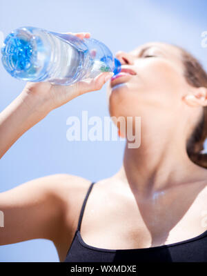Femme de remise en forme après son entraînement de l'eau potable Banque D'Images