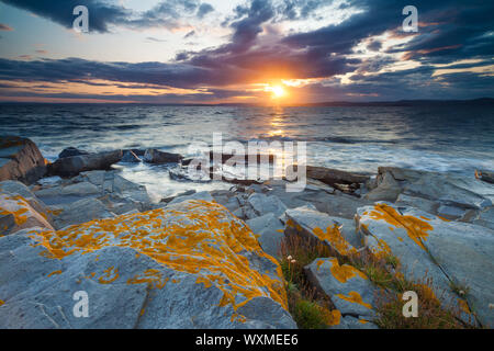 Beau coucher du soleil par le fjord d'août à Nîmes, sur l'île, Jeløy dans Østfold, Norvège. Banque D'Images