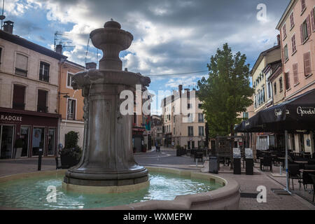 BOURGOIN-JALLIEU, FRANCE - 15 juillet 2019 : Place du 23 août 1944 Square, une place piétonne avec une fontaine, dans le centre de Bourgoin, un village typique Banque D'Images