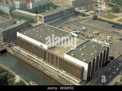 01 janvier 1995, Berlin : Palais de la République et de la Place du Palais. L'endroit était un parc et lieu de parade. Photo : Paul Glaser/dpa-Zentralbild/ZB Banque D'Images