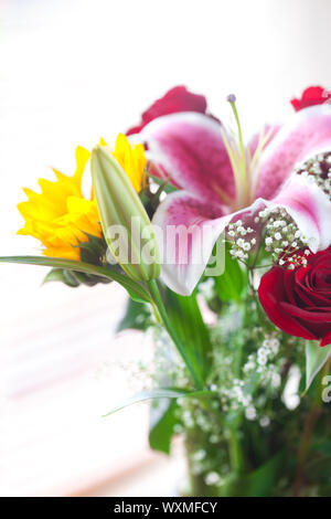 Magnifique bouquet de tournesols, Lily et roses dans un vase Banque D'Images