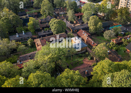 Vue aérienne du Musée de l'artisanat Luostarinmäki, le seul district continue de maisons en bois qui a survécu à l'incendie de 1827 à Turku, Finlande Banque D'Images