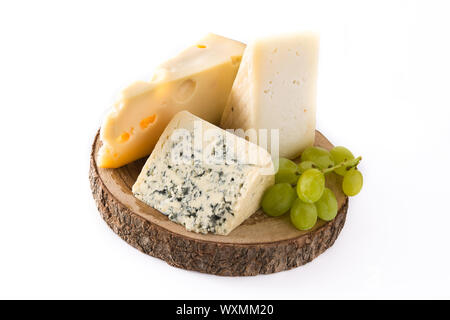 Différents types de fromages et de raisin vert isolé sur fond blanc Banque D'Images