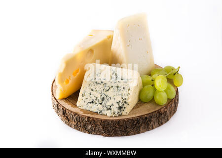 Différents types de fromages et de raisin vert isolé sur fond blanc Banque D'Images