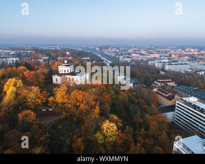 Vue aérienne de magnifiques feuillages d'automne et de l'Åbo Akademi immeuble sur la colline de Vartiovuori avec centre-ville en arrière-plan à Turku, Finlande Banque D'Images