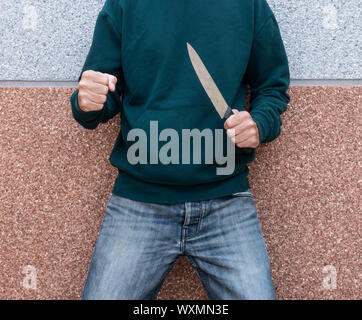 L'homme, adolescent holding grand couteau. La lutte contre la criminalité des gangs, la criminalité chez les jeunes... concept. Banque D'Images