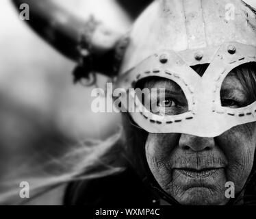 Closeup portrait de femme viking à casque avec cornes Banque D'Images