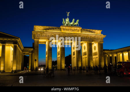 La porte de Brandebourg à Berlin après le coucher du soleil Banque D'Images