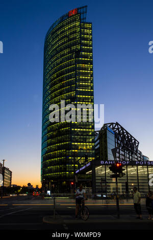 Le trafic à la Potsdamer Platz après le coucher du soleil Banque D'Images