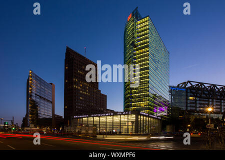 Le trafic à la Potsdamer Platz après le coucher du soleil Banque D'Images