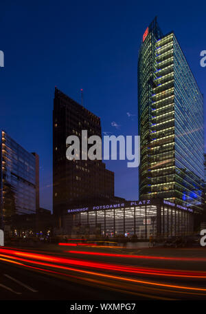 Le trafic à la Potsdamer Platz après le coucher du soleil Banque D'Images