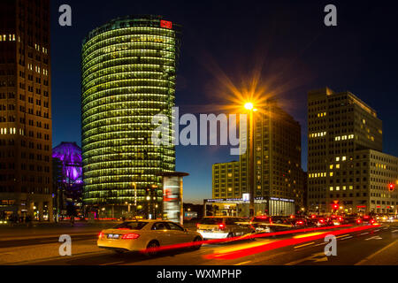 Le trafic à la Potsdamer Platz après le coucher du soleil Banque D'Images