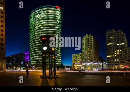 Le trafic à la Potsdamer Platz après le coucher du soleil Banque D'Images