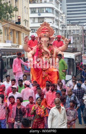 Mumbai, Inde. Sep 12, 2019. Procession d'immersion/Ganapati Ganesh idol dans girgaon chowpatty mer plage, Mumbai (photo de Amlan Biswas/Pacific Press) Credit : Pacific Press Agency/Alamy Live News Banque D'Images