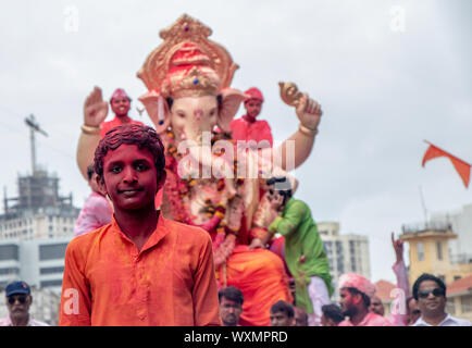 Mumbai, Inde. Sep 12, 2019. Jeune garçon de vermillon durant l'Immersion procession de Ganesh Ganapati/idol dans girgaon chowpatty mer plage, Mumbai (photo de Amlan Biswas/Pacific Press) Credit : Pacific Press Agency/Alamy Live News Banque D'Images