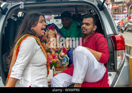 Mumbai, Inde. Sep 12, 2019. Procession de la famille lors de l'immersion de Ganapati (photo de Amlan Biswas/Pacific Press) Credit : Pacific Press Agency/Alamy Live News Banque D'Images