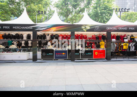 La formule un stand de marchandises mis en place le long d'Orchard Road, à Singapour. Banque D'Images