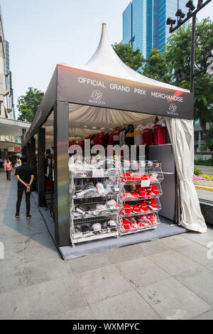 La formule un stand de marchandises mis en place le long d'Orchard Road, à Singapour. Banque D'Images