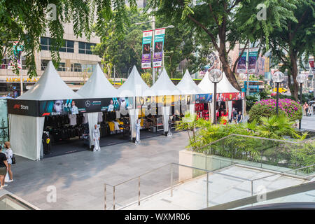 La formule un stand de marchandises mis en place le long d'Orchard Road, à Singapour. Banque D'Images