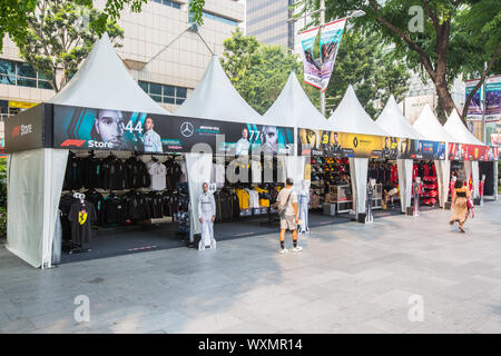 La formule un stand de marchandises mis en place le long d'Orchard Road, à Singapour. Banque D'Images