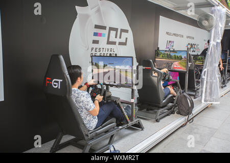 Public se rendre sur un simulateur de voiture pendant la saison du Grand Prix de Singapour à Singapour. Banque D'Images