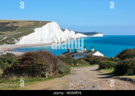 Les Sept Soeurs cliffs de Seaford, au-dessus de la Cuckmere Haven, près de Eastbourne, sur la côte du Sussex, à l'Est, garde-côtes avec cottages Banque D'Images