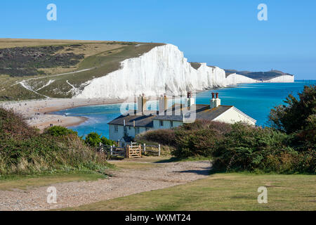 Seaford Head, près de Eastbourne, East Sussex Royaume Uni, à l'Est, vers les sept Sœurs, avec en premier plan des chalets de garde-côtes Banque D'Images