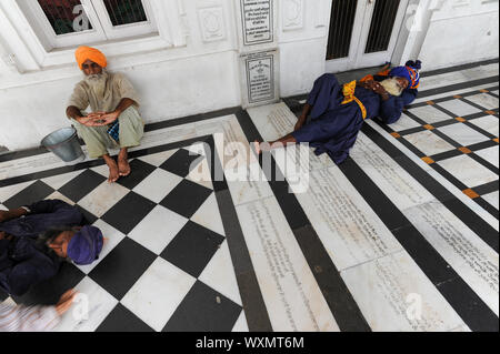 22.07.2011, Amritsar, Punjab, India - dévots sikhs au Golden Temple sanctuaire, l'endroit le plus saint du culte pour les Sikhs. Banque D'Images