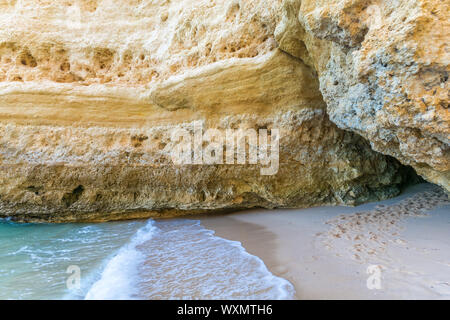 Echelle de Lonely bay avec accès via une grotte dans la roche Banque D'Images