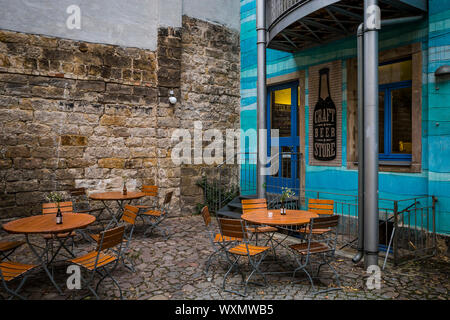 Des tables et des chaises à l'extérieur d'un magasin de la bière artisanale dans la région de Dresden, Allemagne Banque D'Images