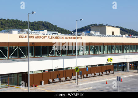 Skiathos, Grèce - 31 juillet 2019 : Terminal de l'aéroport de Skiathos (JSI) en Grèce. Banque D'Images