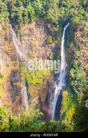 Superbe cascade de Tad Fane, ci-dessus, le Laos Paksong