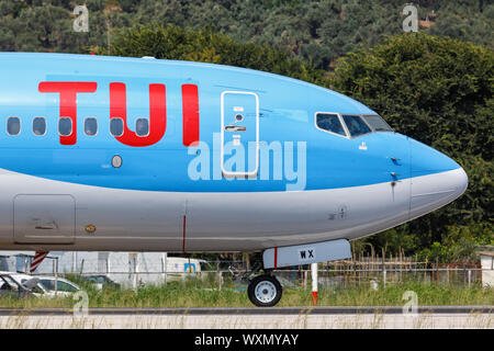 Skiathos, Grèce - Août 2, 2019 : TUI Boeing 737-800 avion à l'aéroport de Skiathos (JSI) en Grèce. Banque D'Images