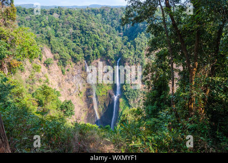 Superbe cascade de Tad Fane, ci-dessus, le Laos Paksong